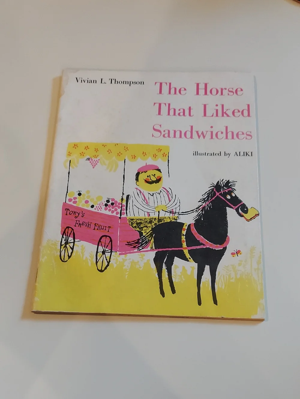 The Horse That Liked Sandwiches - Vivian L. Thompson